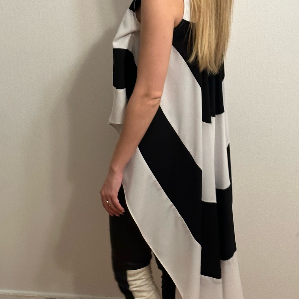 Stripped shirt with flowing back.